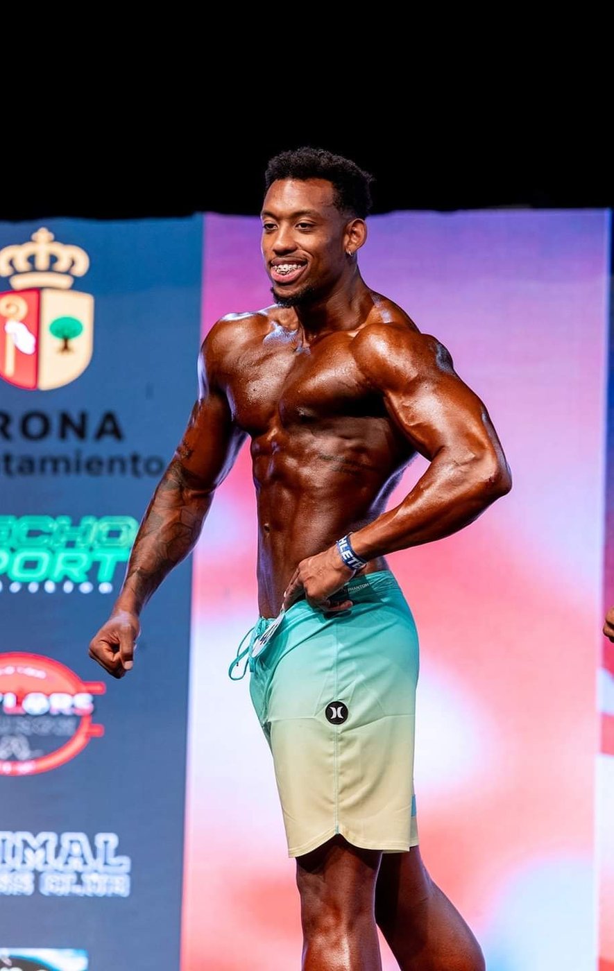 Mussa posando en una competición de culturismo
