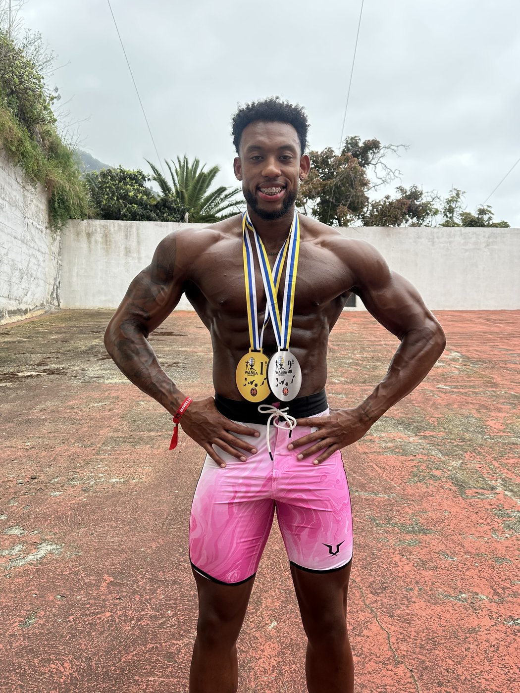 Mussa sonriendo con sus dos medallas de campeonato